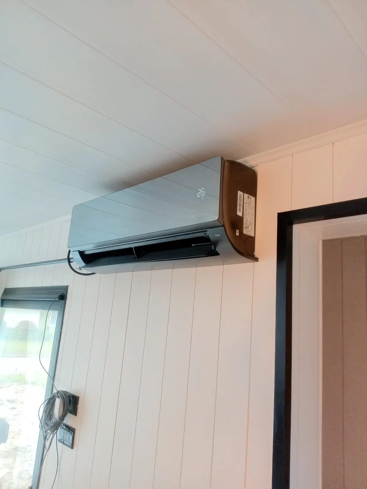 Split LG con frente espejado instalado en un ambiente interior