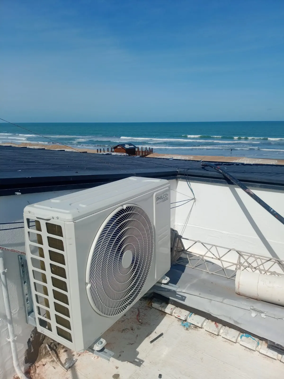Unidad exterior Philco inverter sobre una terraza con vista al mar
